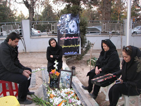 خانواده جمشید الوندی بر مزار وی در بهشت زهرا