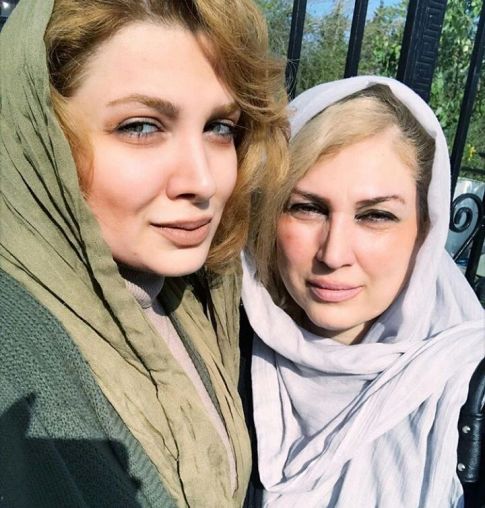پریچهر مشرفی در کنا مادرش