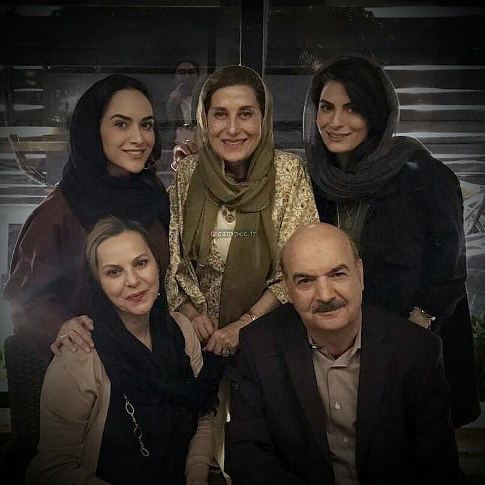 ایرج طهماسب در کنار خانواده اش و فاطمه معتمدآریا