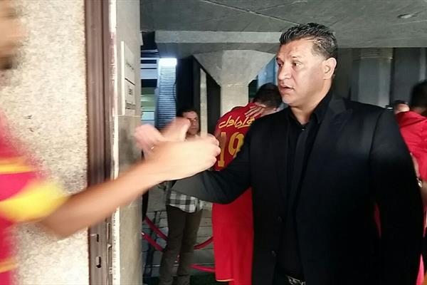 علی دایی مدافع چپ پا میخواهد