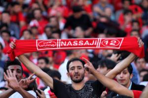 بنر خنده دار دو تماشاگر در استادیوم آزادی بخاطر ترس از همسر! عکس