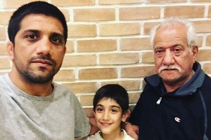 علیرضا دبیر عزادار شد