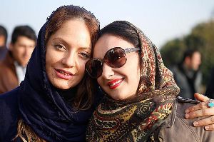 چهره خندان هانیه توسلی و مهناز افشار در کنار قربانی اسیدپاشی! عکس