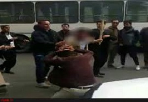 توضیح درباره فیلم مردی با دستان خون آلود جلوی شهرداری رشت