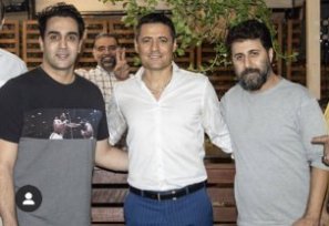 علیرضا فغانی و همسرش در کنار شبنم قلی خانی در استرالیا