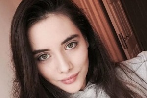 بازیگر زن ترک فیلم "کوسه" به ایران آمد + عکس و بیوگرافی