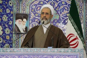 خطیب جمعه قم: دیدن مردم در صف مرغ انسان را آتش می‌ زند