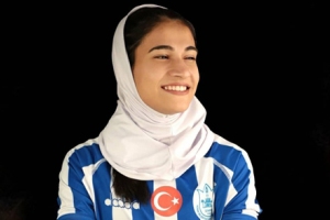 گلنوش خسروی؛ دختر فقیری که حالا نیمار فوتبال ایران است! عکس