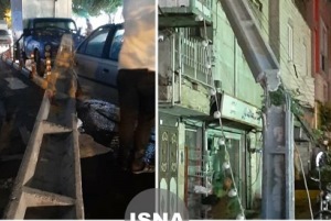 سقوط تیر چراغ برق پس از وقوع طوفان در تهران + عکس
