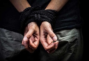 گروگان گیری دختران شیرازی پس از بیهوش کردن پدر و مادر 