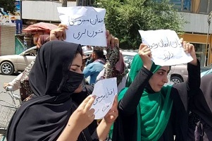 سخنگوی طالبان : زنان شاغل فعلا خانه بمانند