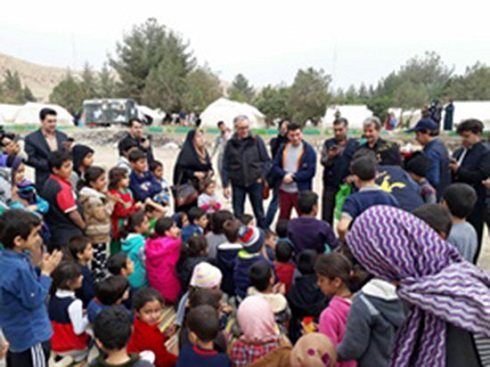 علی فروتن و حمید گلی در مناطق زلزله زده علی فروتن و حمید گلی در مناطق زلزله زده