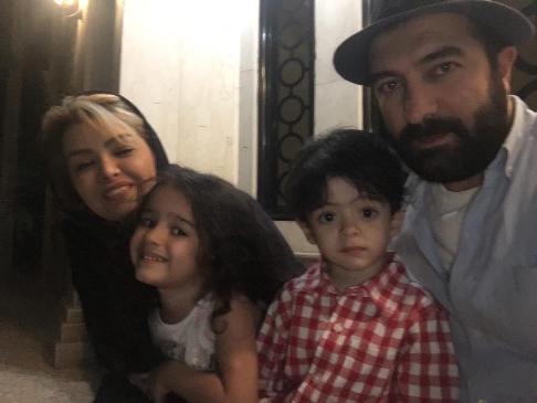 مجید صالحی در کنار همسر و فرزندانش مجید صالحی در کنار همسر و فرزندانش