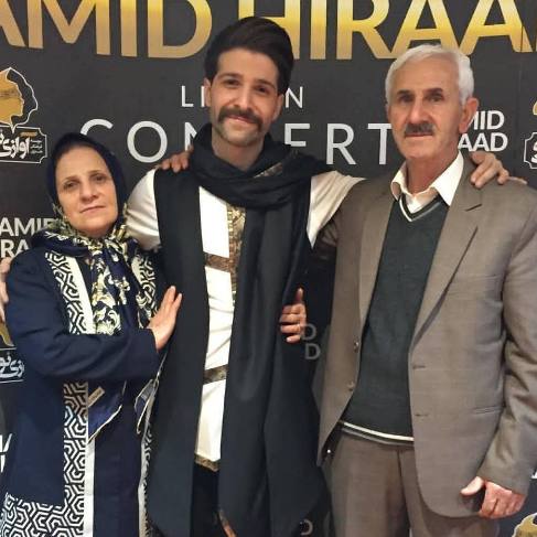 حمید هیراد به همراه پدر و مادرش