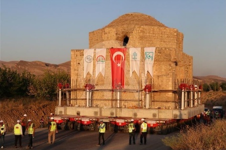 جابه‌جایی درسته یک ساختمان قدیمی در ترکیه