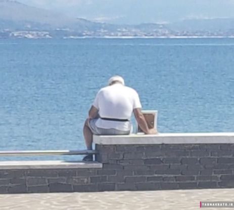 جوزپه گیوردانو به همراه عکس همسرش در ساحل جوزپه گیوردانو به همراه عکس همسرش در ساحل