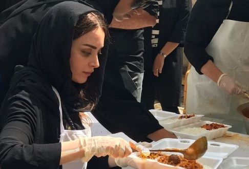 بهنوش طباطبایی در حال توزیع غذای نذری بهنوش طباطبایی در حال توزیع غذای نذری