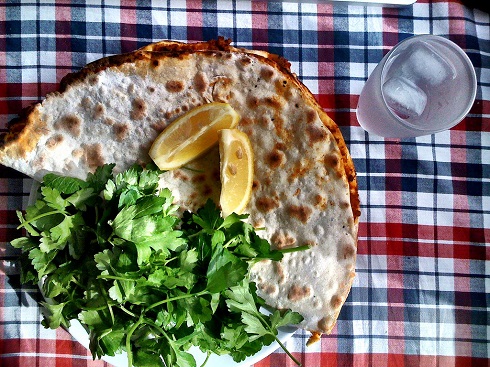 پیتزا ترکی (Lahmacun) سفر به استانبول,سفر به ترکیه,دیدنی های ترکیه,دیدنی های استانبول,غذاهای محلی استانبول,سفر به ترکیه در زمستان