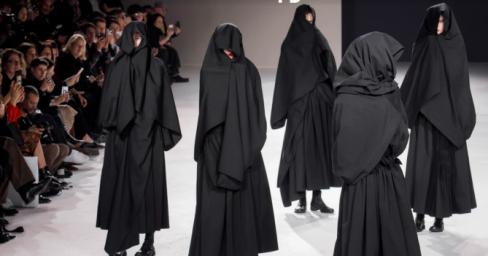 پوشش هایی شبیه چادر در سالن مد پوشش هایی شبیه چادر در سالن مد