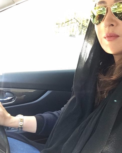 نیکی کریمی در اتومبیل شخصی اش