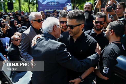 سیروان خسروی و زانیار خسروی، آهنگساز و خواننده پاپ در تشییع پیکر «بهنام صفوی» تشییع بهنام صفوی,عکس هنرمندان در مراسم تشییع بهنام صفوی,تشییع پیکر بهنام صفوی,مراسم تشییع پیکر بهنام صفوی