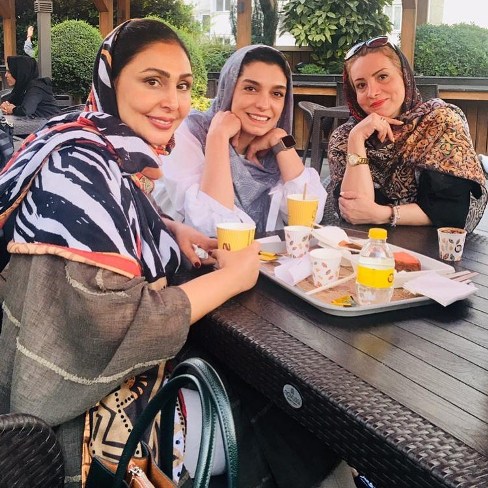 الیکا عبدالرزاقی در کنار دوستانش الیکا عبدالرزاقی در کنار دوستانش