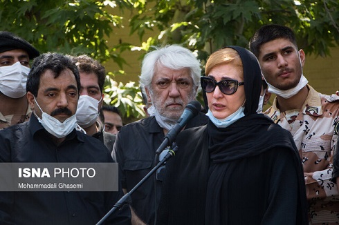 فاطمه گودرزی در مراسم تشییع پیکر سیروس گرجستانی فاطمه گودرزی در مراسم تشییع پیکر سیروس گرجستانی