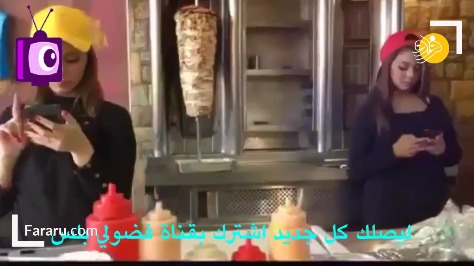 تبلیغ یک فست فود در مکه با دو دختر 