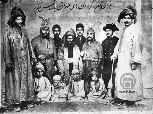 اجرای تعزیه گردان ها در تهران با لباس تعزیه