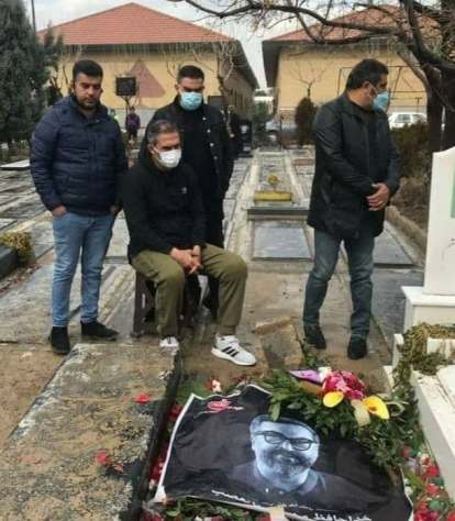 چهره غمگین عابدزاده برسر مزار میناوند