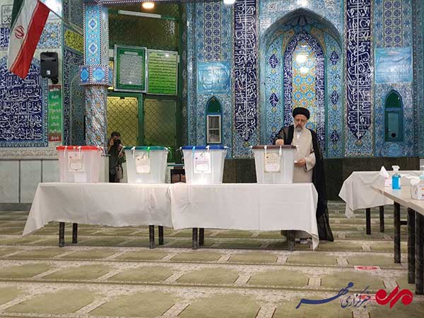 رئیسی رای خود را به صندوق انداخت رئیسی رای خود را به صندوق انداخت