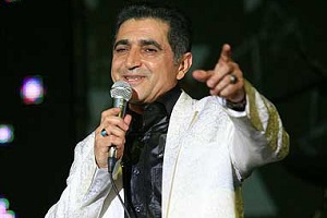 فریدون آسرایی زمین فوتبال می سازد!