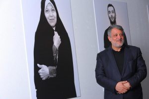 محسن هاشمی در نمایشگاه بهاره افشاری کنار عکس خواهرش