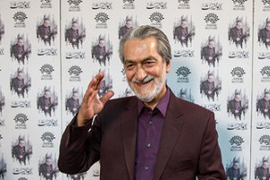 عکس بوسه مجید انتظامی بر دستان همسرش در شب بزرگداشتش