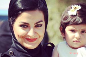 لیلا ایرانی بازیگر زن دورهمی در کنار خواهر و برادرش