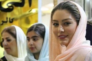 تبریک سحر قریشی به نرگس محمدی با انتشار کاریکاتور او و همسرش!