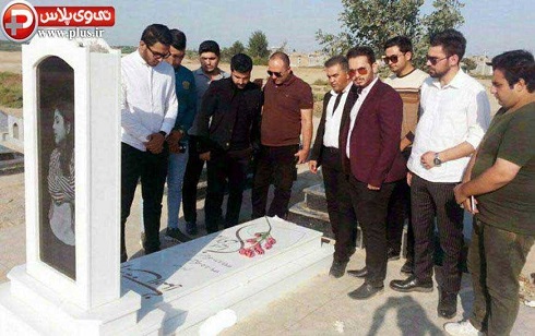 مجید خراط ها بر سر مزار آتنا مجید خراط ها بر سر مزار آتنا