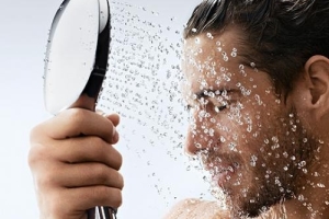 چرا نباید هر روز دوش بگیریم؟