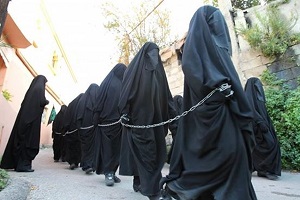 فروش بردگان جنسی زن در بازارهای داعش! +عکس