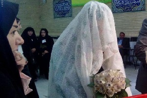  عروس و داماد پای صندوق رای