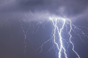 لحظه اصابت رعد و برق به یک دختر