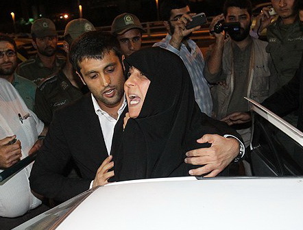 فائزه و فاطمه هاشمى با چشمانی اشکبار در حال رفتن به جماران