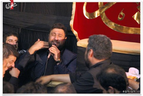 محمد علیزاده در حال مداحی کردن