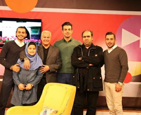 عکس فرشاد پیوس در کنار دختر و پسرهایش