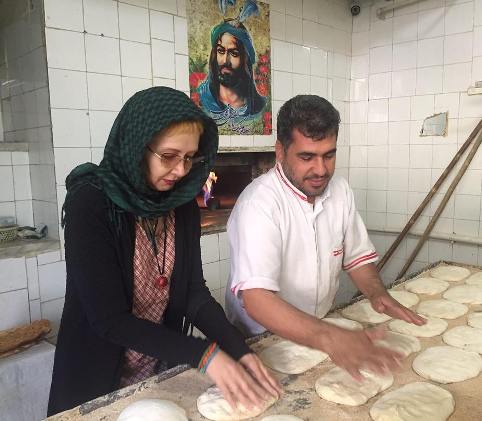 کتایون ریاحی در یک نانوایی بربری
