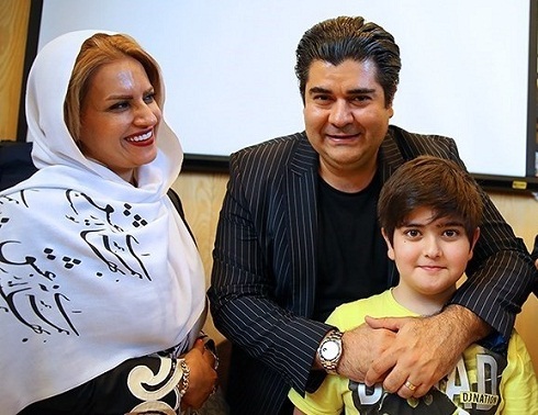 سالار عقیلی و همسر و فرزندش در رونمایی از آلبوم دوران عشق سالار عقیلی و همسر و فرزندش در رونمایی از آلبوم دوران عشق